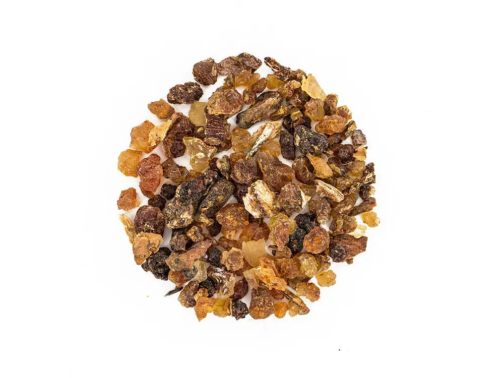 Natural copal resin pieces 40g arranged in circular pattern, varying amber to dark brown crystalline fragments