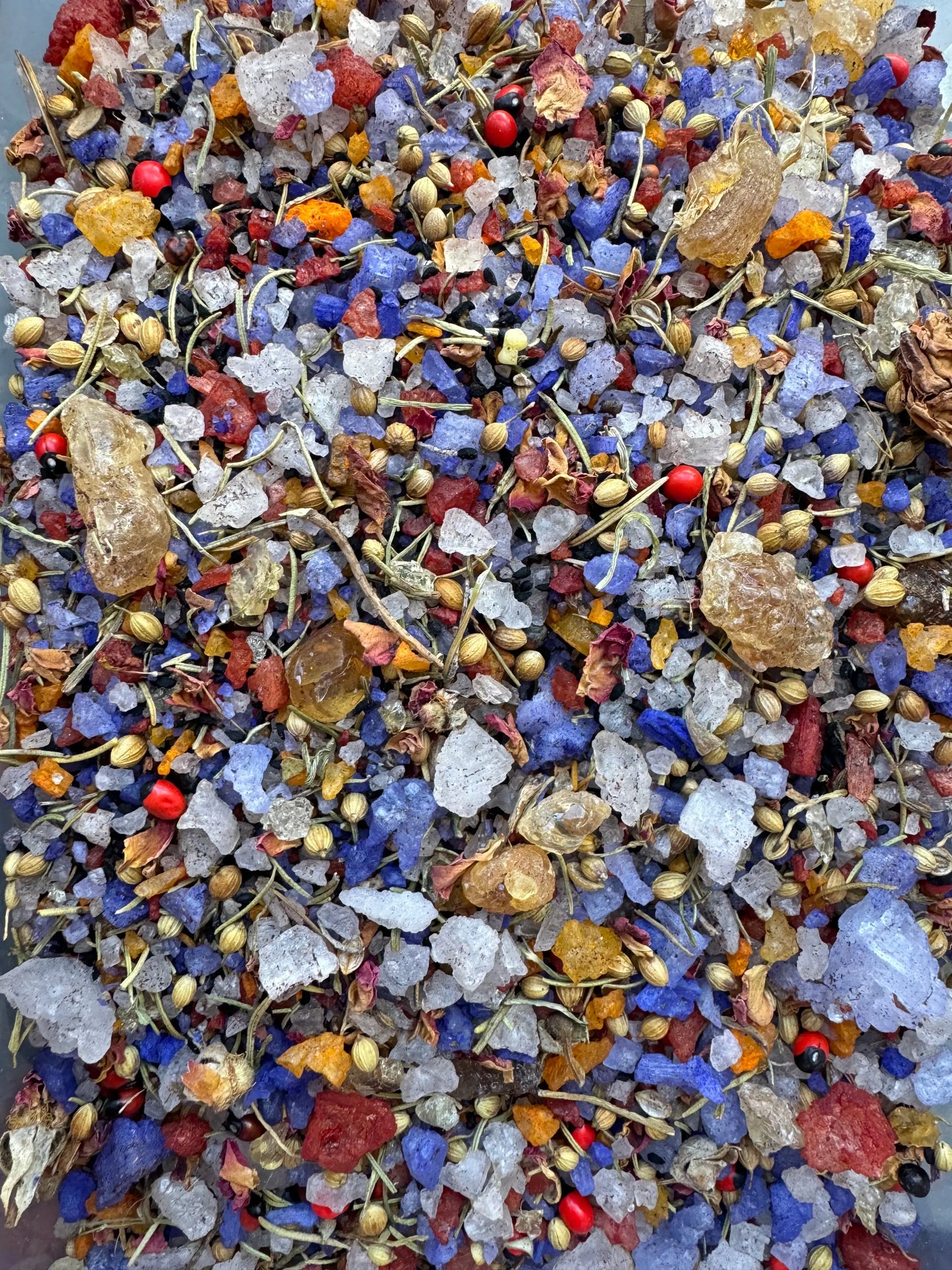 Tfoussikha egyptienne incense blend with colorful crystals, red berries, blue stones and golden resin pieces for purification