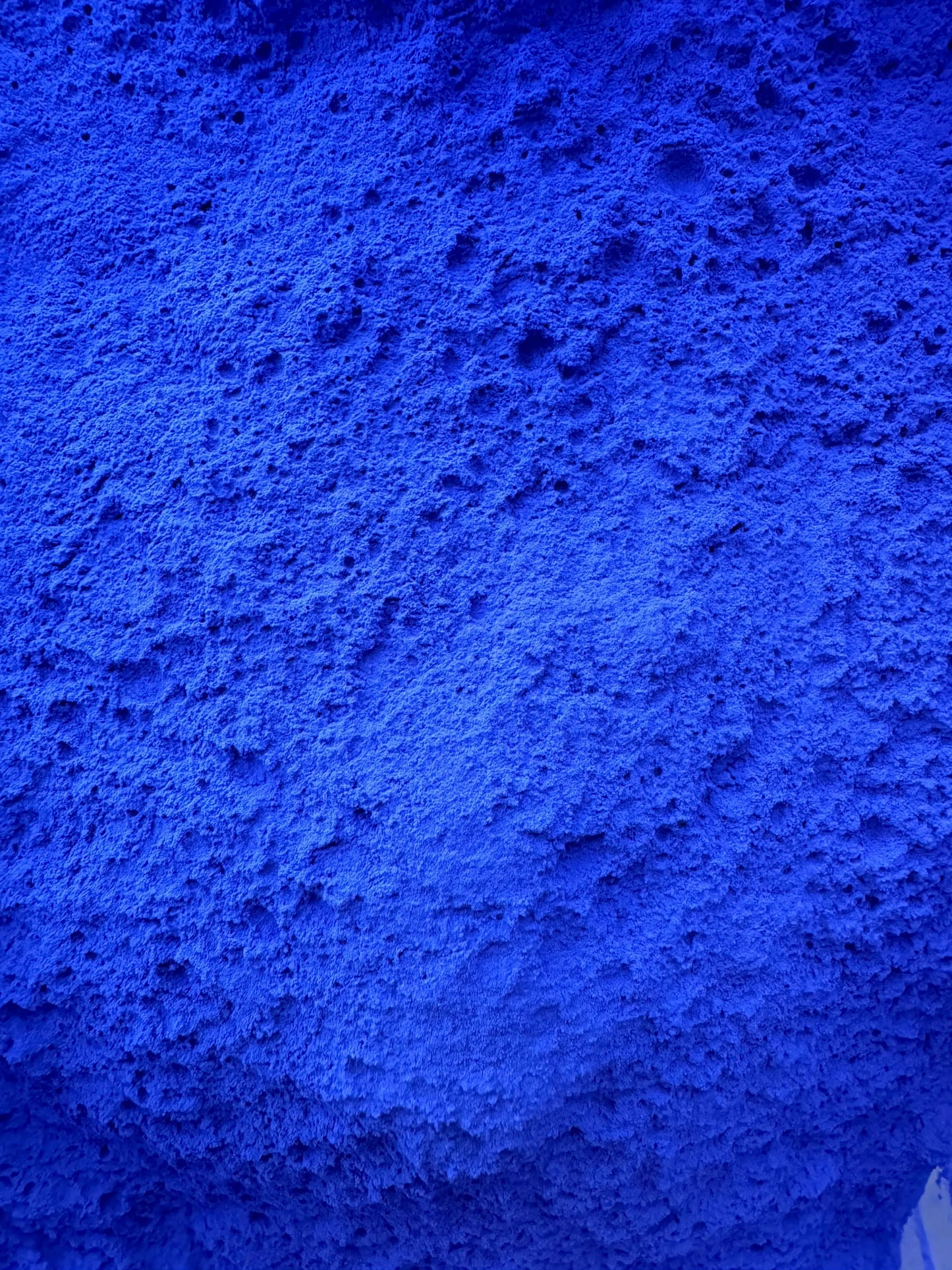 Zahra Zarqa natural laundry brightener powder in vibrant royal blue color texture close-up view
