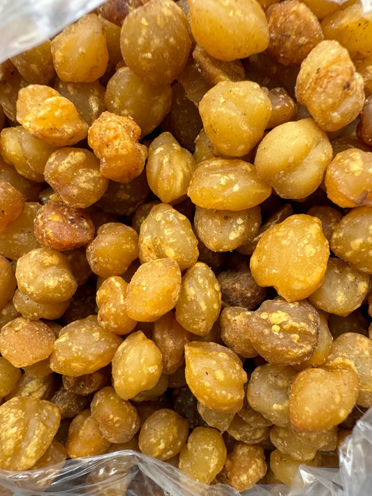 Fresh Akpi seeds (Graines d'akpi) from Morocco, showing golden-brown kernels in close-up view, displaying natural texture