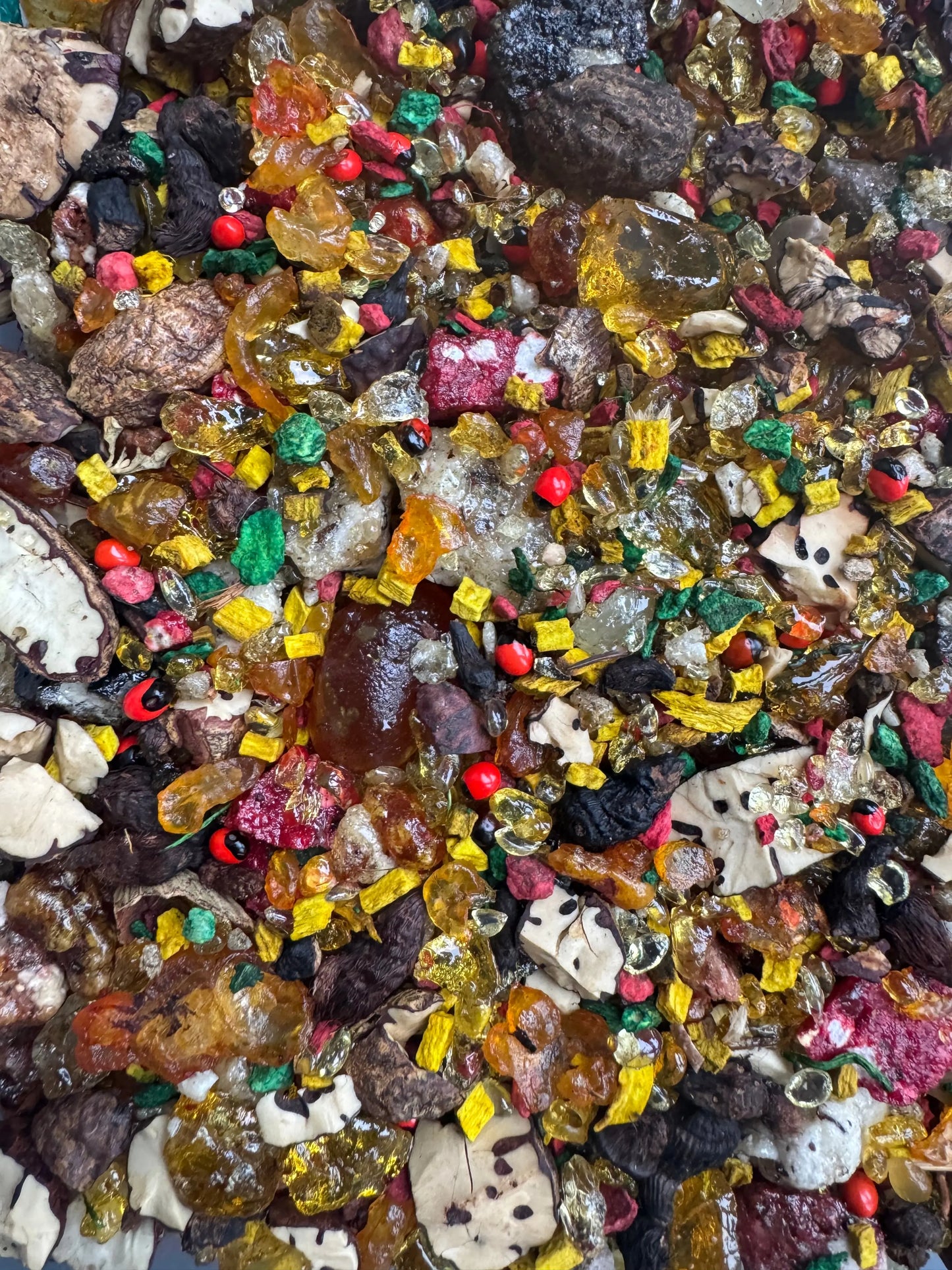 Encens Tfoussikha blend of colorful resin pieces, crystals and herbs for protection and spiritual cleansing