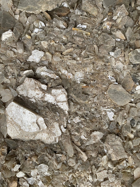 Poudre de nassr - 30g - debris: Close-up view of crushed gray and white crystalline fragments and powder mixture