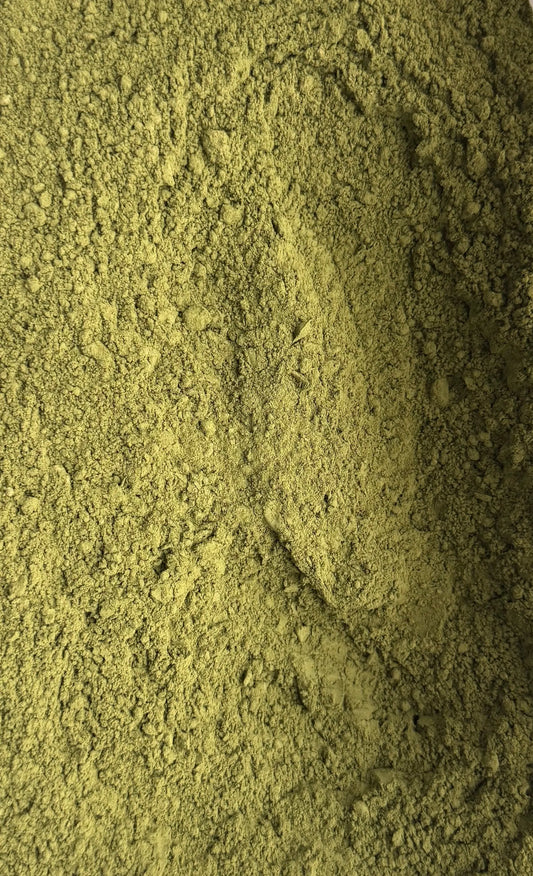 Fine green henna powder 90g close-up texture showing natural ground leaves of Henne en poudre traditional dye