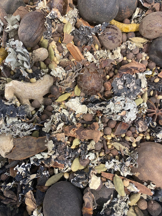 Saudi Kabsah spice blend with cardamom, star anise, dried lime and ginger shown as whole dried spices and herbs