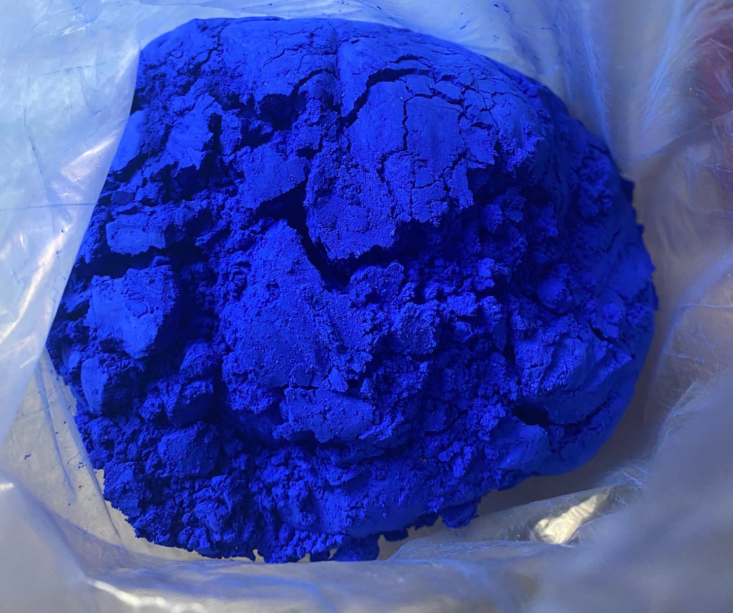 Nila zarqa poudre brightening powder in vibrant royal blue color inside clear plastic packaging