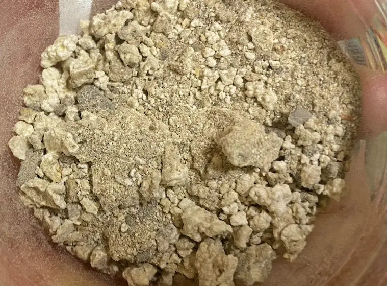 Fassoukh noir powder in glass bowl - traditional Maghreb purification and protection incense for dilution